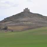 Intorno a noi sterminati campi e prati verdi e pi� in alto di tutto ecco il nostro castello